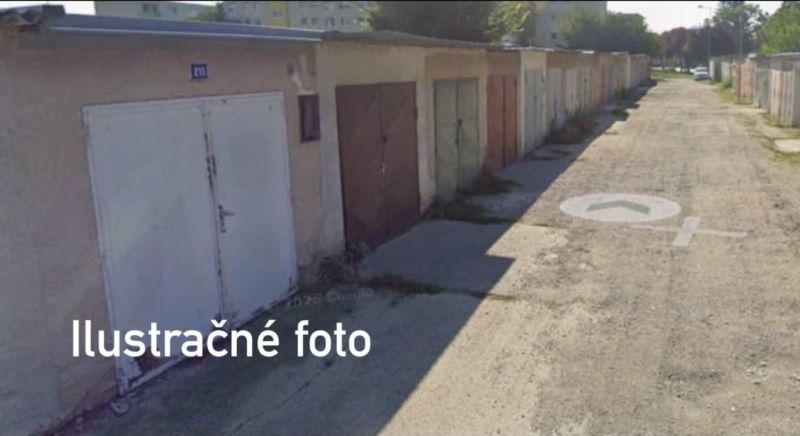 Řada garáží v Dunajské Stredě s různobarevnými dveřmi na zpevněné cestě.
