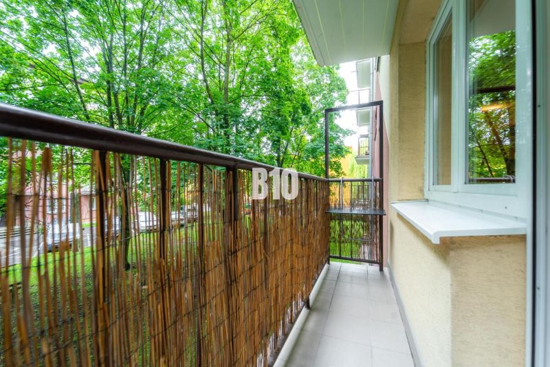 Balkon v 2-pokojovém bytě s výhledem na zeleň, obklopený stromy ve městě Martin.