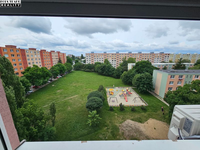 Výhled z nemovitosti na Nešporově ulici v Šaľe s hřištěm a sídlištěm.