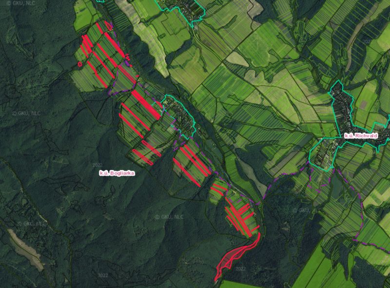Zemědělské a lesní pozemky v oblasti Bogliarka a jejího okolí na satelitní mapě.