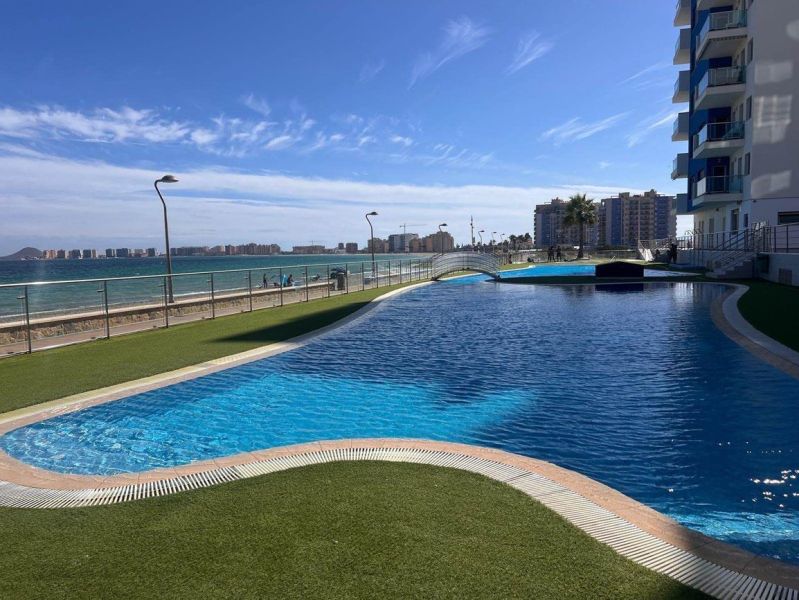 Bazén s výhledem na moře u Rekreačního apartmánu v La Manga del Mar Menor, Španělsko.
