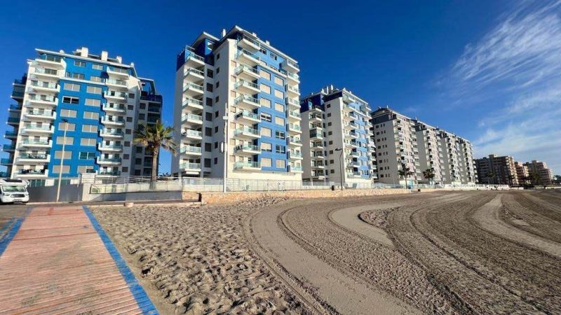 Rekreační apartmány v La Manga del Mar Menor, Španělsko, s výhledem na pláž a moře.