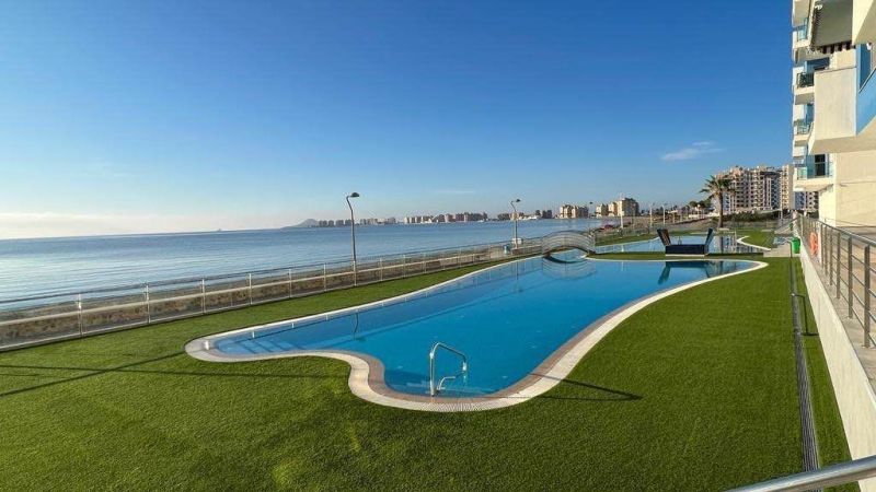Rekreační apartmán v La Manga del Mar Menor, Španělsko, s bazénem u moře.