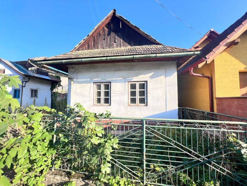 Rodinný dům v Brehoch, Nová Baňa, okres Žarnovica, Banskobystrický kraj, se zahradním plotem.