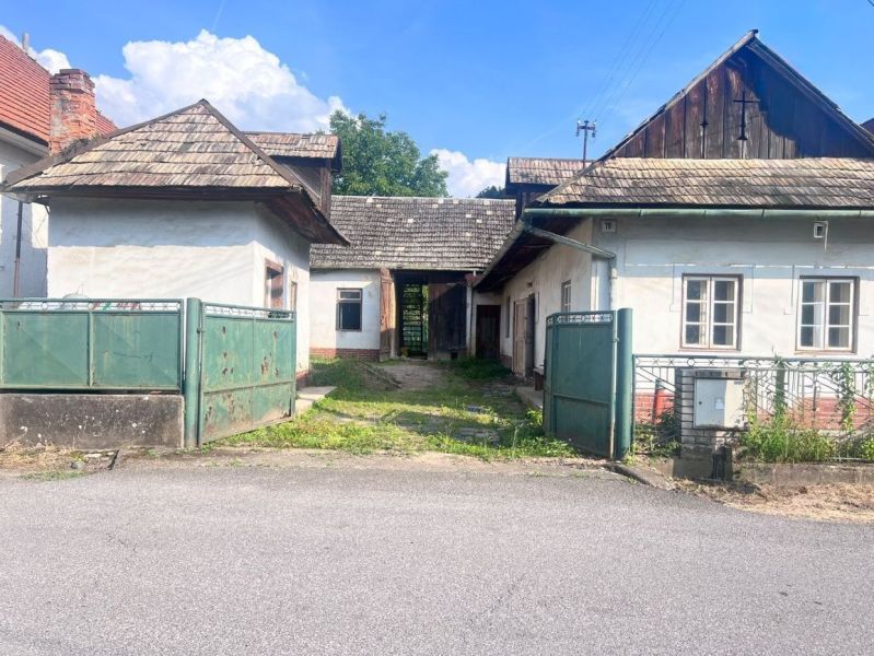 Rodinný dům v Brechách, Nová Baňa, okres Žarnovica, s plechovou bránou a šindelovou střechou.