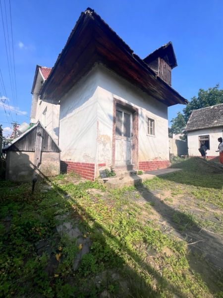 Rodinný dům v obci Brehy, Nová Baňa, okres Žarnovica, se starším dřevěným obkladem.