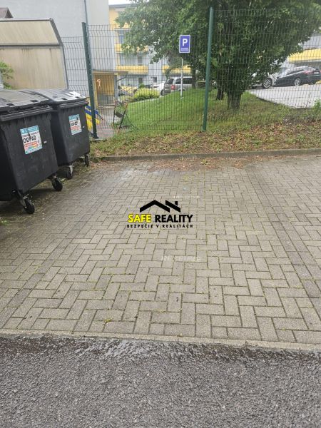 Odpadkové koše na Kvačalově ulici v Žilině u 3pokojového bytu za plotem.