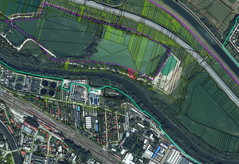 Mapa zemědělských a lesních pozemků u Vrútek s řekou a infrastrukturou vesnice.