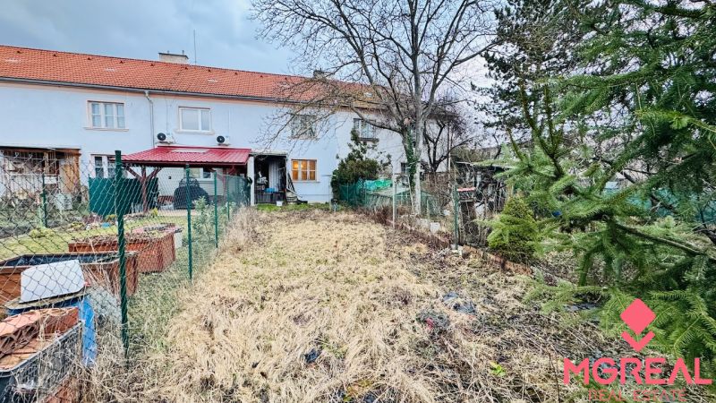 Zahrada u domu na Rudolfa Jašíka v Partizánskem, vhodná pro 3-pokojový byt.