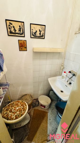 Malá koupelna s umyvadlem a dekoracemi v 3-pokojovém bytě.