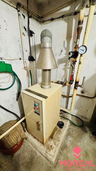 Topení v technické místnosti 3pokojového bytu s rozvody a potrubím na stěnách.