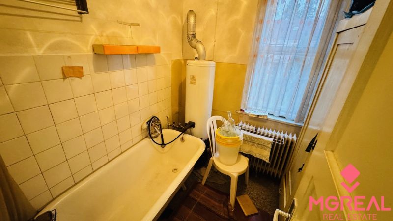 Koupelna s vanou a bojlerem ve 3-pokojovém bytě.