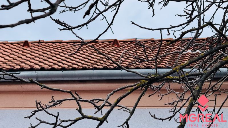 Střecha s taškami a větvemi v Partizánském na ulici Rudolfa Jašíka, 3-pokojový byt.