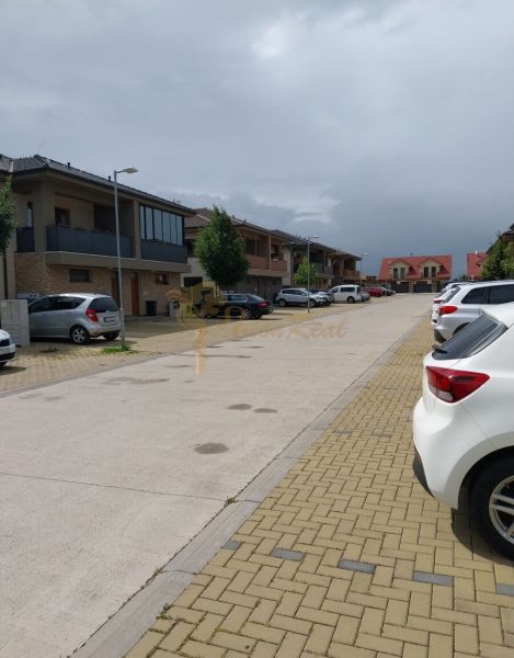 Zástavba aut na ulici Lipová ve městě Velký Biel, 4pokojový byt na pozadí.