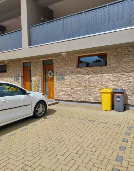 Vchod a parkoviště 4pokojového bytu na Lipové ulici ve Velkém Bieli.