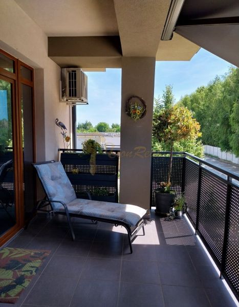Balkon 4pokojového bytu na Lipové ulici ve Velkém Bieli s lehátkem a rostlinami.