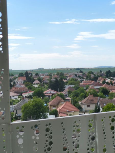 Výhled na okolí z balkonu na ulici 1. máje ve Zlatých Moravcích.