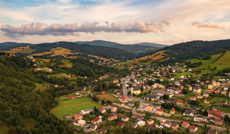 Panoráma vesnice Skalité se zemědělskými a lesními pozemky v malebné přírodě.