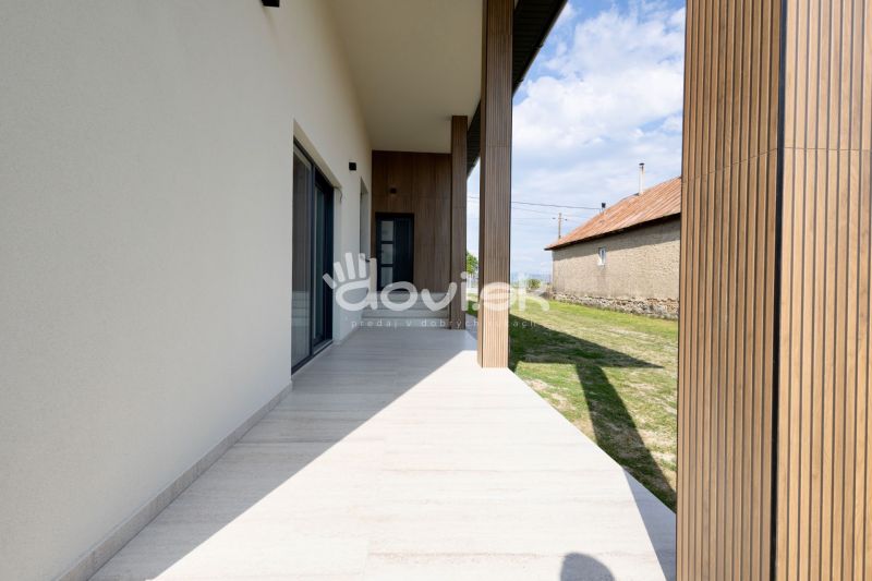 Rodinný dům v Zemplínské Široké s terasou a moderními dřevěnými prvky.