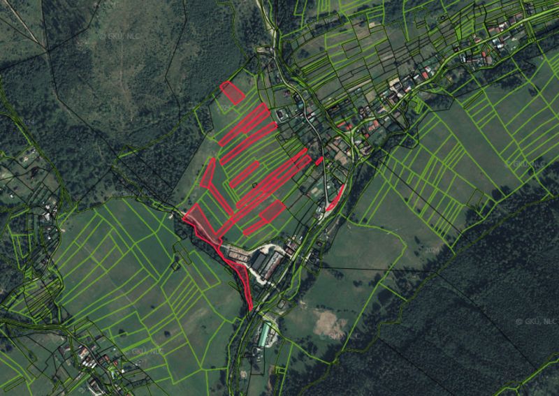 Letecká mapa zemědělských a lesních pozemků v okolí obce Nová Bystrica.
