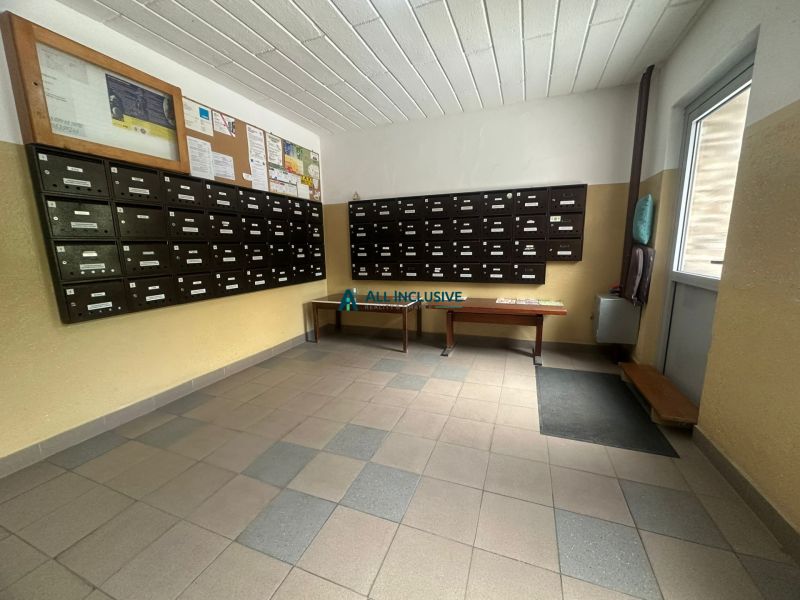 Interiér vchodu s poštovními schránkami a nástěnkami prostorů 2-pokojového bytu.