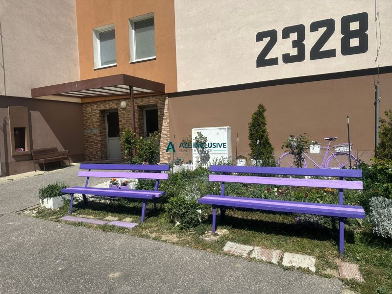 Lavičky před bytovým domem na Pavla Országha Hviezdoslava v Topoľčanech.