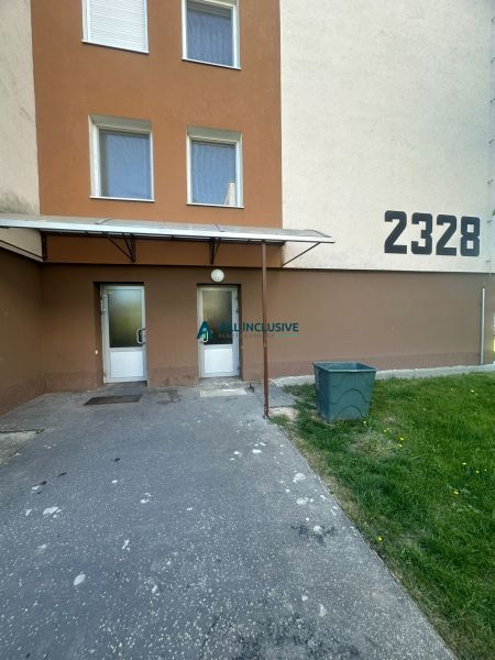 Vchod do bytového domu na Pavla Országha Hviezdoslava v Topoľčanech, vhodný pro 2-pokojový byt.