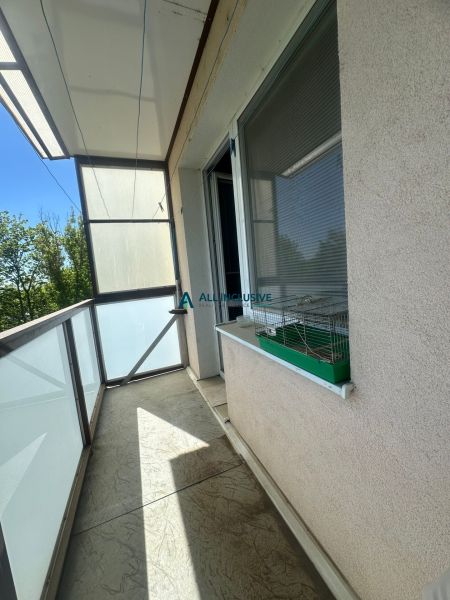 Balkon s dlažbou a zábradlím v 2-pokojovém bytě.