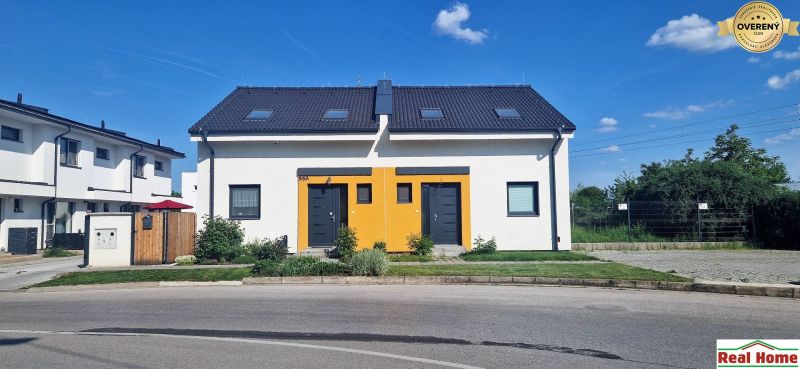 Rodinný dům na Hviezdoslavově ulici v Senci s barevným prvkem na fasádě.