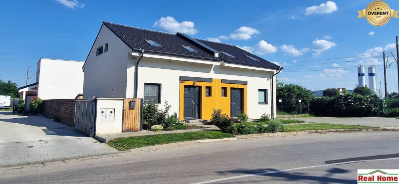 Rodinný dům na Hviezdoslavově ulici v Senci s barevnou fasádou a zahradou.