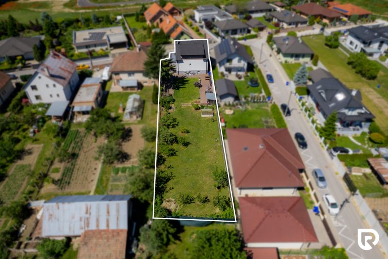 Letecký pohled na rozlehlý pozemek rodinného domu na Jahodové ulici v Trenčíně.