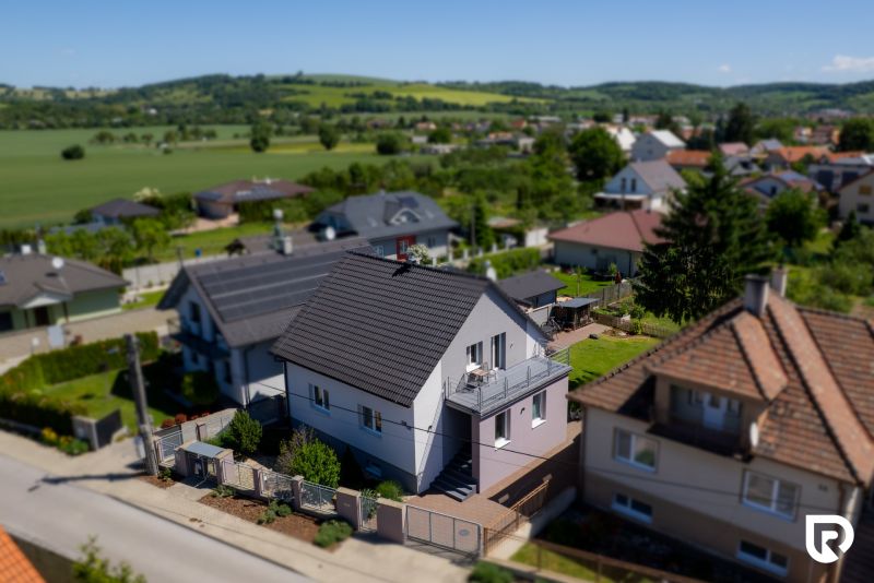 Rodinný dům na Jahodové ulici v Trenčíně s terasou a upravenou zahradou.
