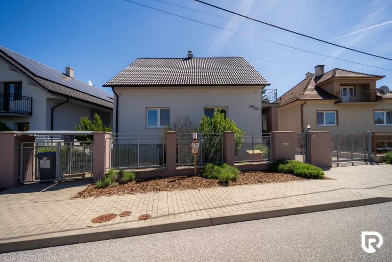 Rodinný dům na Jahodové ulici v Trenčíně s upravenou předzahrádkou a bránou.
