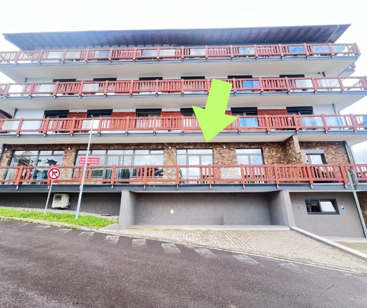 Budova s balkony a kamennou fasádou, obchodní prostory v Donovalech, okres Banská Bystrica.