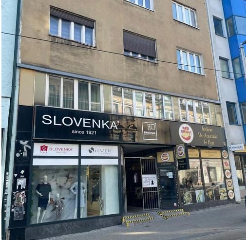 Budova na Obchodní ulici v Bratislavě - Staré Město s obchody a restaurací.