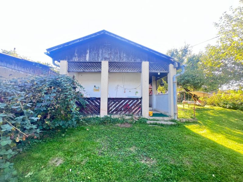 Rodinný dům v Žiranoch, okres Nitra, Nitranský kraj se zelenou zahradou a terasou.