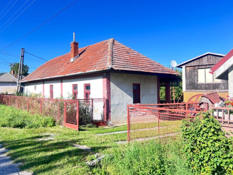Rodinný dům v Žiranoch, okres Nitra, s červenou střechou a plotem.