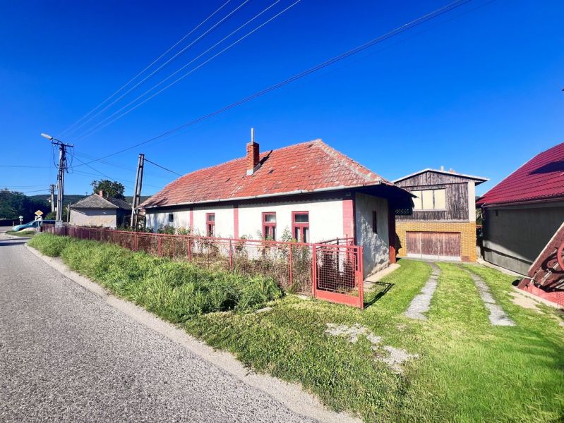 Rodinný dům v Žiranoch, okres Nitra, Nitrianský kraj s červenou střechou a zahradou.