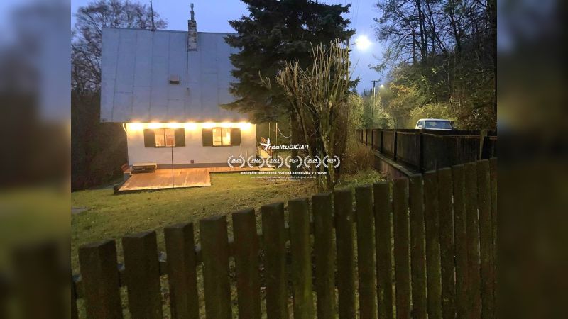 Rodinný dům v Horních Otrokovicích na ulici Horní Otrokovice s osvětlenou terasou a bránou.