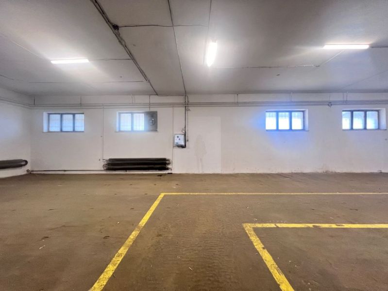 Prázdná hala s okny a označením na podlaze. Sklady a haly.