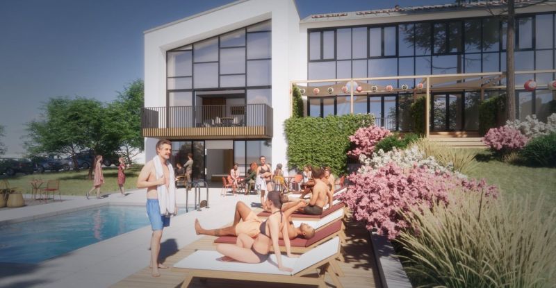 Exteriér rekreačního apartmánu v Zemplínské Šíravě s lidmi u bazénu a zahradou.