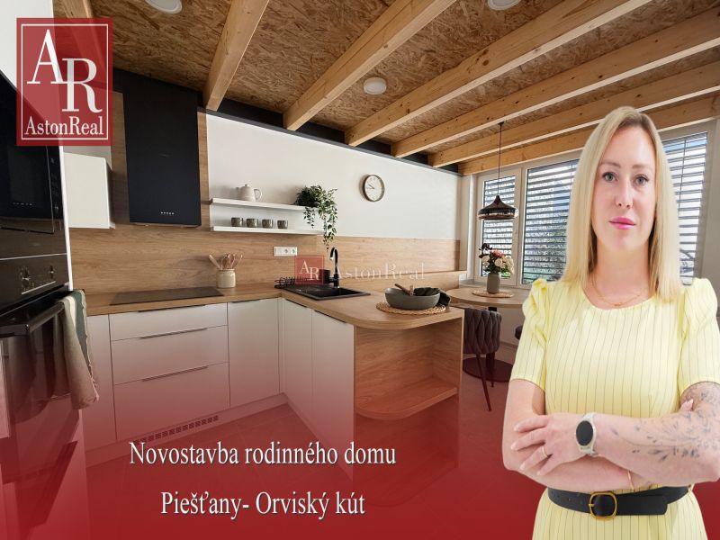 Kuchyně v rodinném domě s podlahou s dřevěným dekorem, dřevěnými trámy a jídelním stolem.