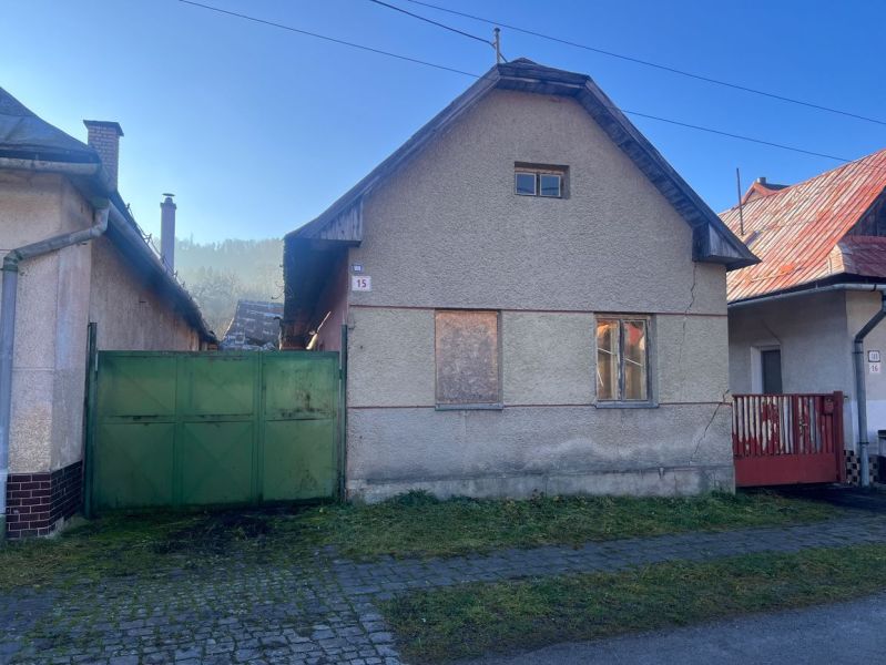 Rodinný dům na Hrnčířské ulici v Ľubietové, okres Banská Bystrica, potřebuje rekonstrukci střechy.