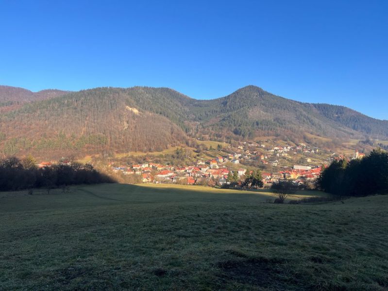 Krajina v obci Ľubietová obklopená horami, vesnická architektura a klidné prostředí.