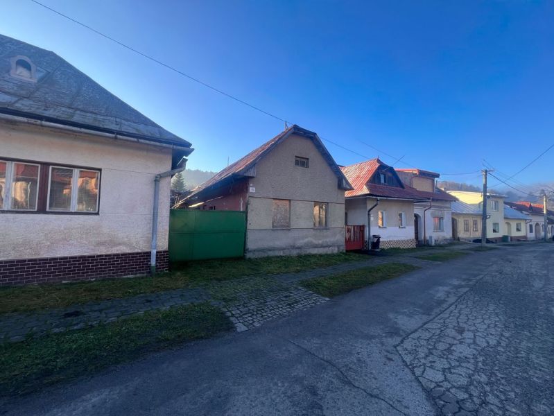 Rodinné domy na Hrnčiarské ulici, Ľubietová, okres Banská Bystrica, Banskobystrický kraj, Slovensko.