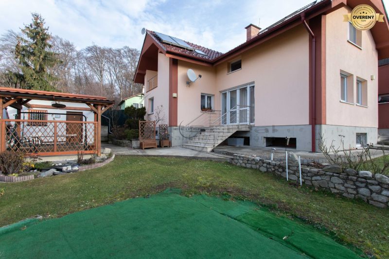 Rodinný dům na Borinské ulici v Mariánce se zahradou a terasou.