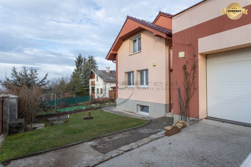 Rodinný dům na Borinské ulici v Mariance s předzahrádkou a garáží.