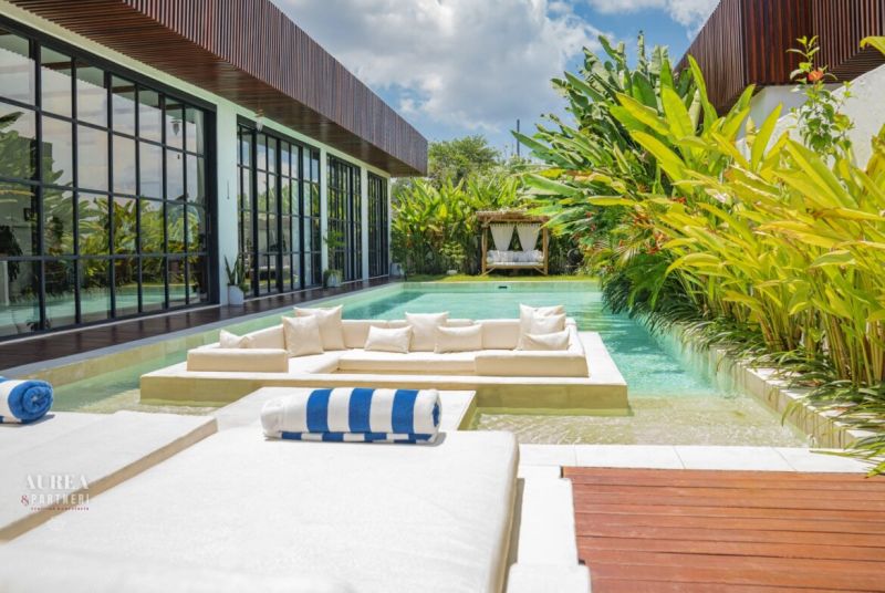 Vila na Bali s bazénem, relaxačním posezením a bujnou tropickou zahradou.