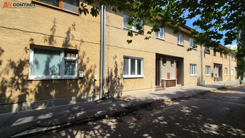 Bytový dům na ulici J. Emanuela ve městě Vrbové, nabízející 2-pokojové byty.