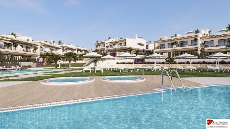 Apartmány s bazény a lehátky v Torrevieje vhodné pro 2pokojové byty.